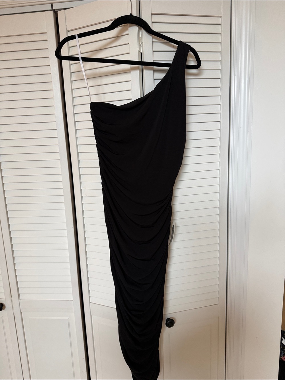 Lulu's One-Shoulder Black Ruched Midi Dress